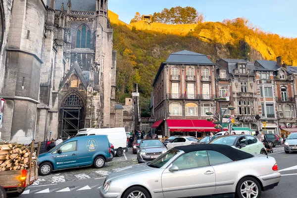Voitures Conduisant Sur Route Proximité Église Notre Dame Dinant Belgique — Photo