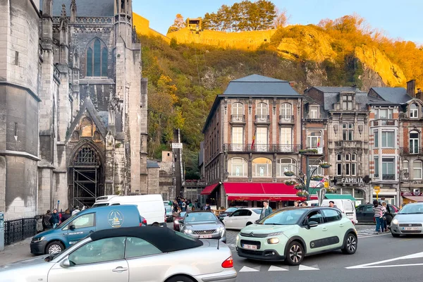 Coches Conducción Carretera Cerca Notre Dame Dinant Chruch Bélgica —  Fotos de Stock