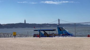 Lisboa tur botu Lizbon 'daki Tagus nehrine yanaştı. Arka planda Cristo Rei heykeli vardı.