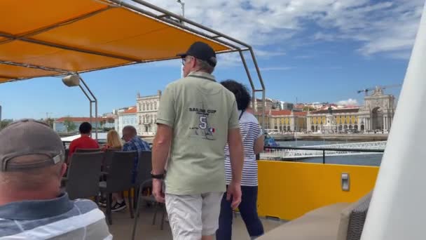 Groep Toeristen Maakt Een Ritje Een Rondvaartboot Lissabon — Stockvideo