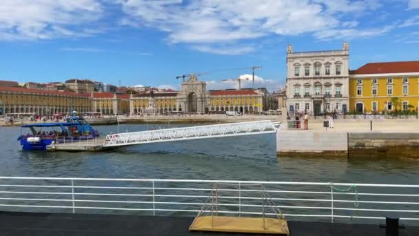 Туристическая Лодка Лиссабон Причалила Реке Тежу Лиссабоне Заднем Плане Praca — стоковое видео