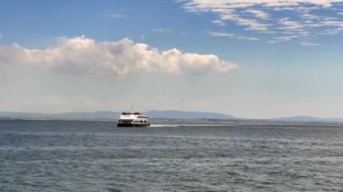 Lizbon 'daki Tagus nehrinde yol alan bir tur teknesi.