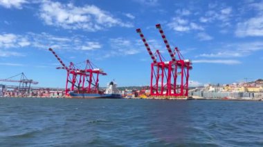 Lizbon Limanı 'ndan geçen bir tur teknesinden görüntü
