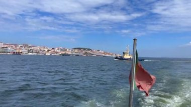 Portekiz 'in Lizbon şehrinde hareket eden bir feribottan görüntüler