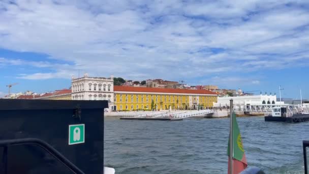 Blick Von Einer Fahrenden Fähre Auf Die Stadt Lissabon Portugal — Stockvideo