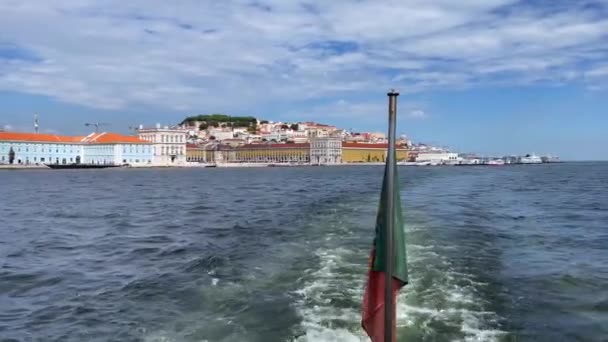 Blick Von Einer Fahrenden Fähre Auf Die Stadt Lissabon Portugal — Stockvideo