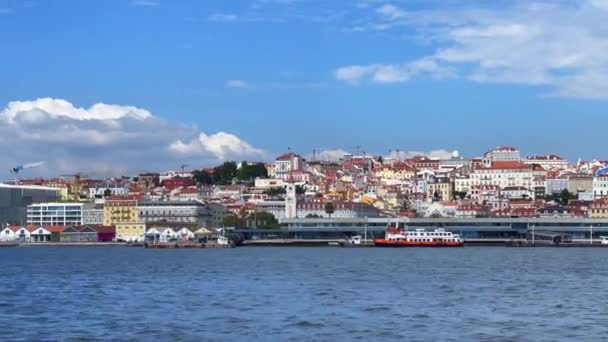 移動するフェリーからの眺めポルトガルのリスボン市 — ストック動画