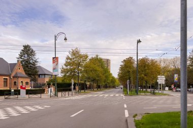 Brüksel 'de bir polis karakolu yakınındaki boş yol