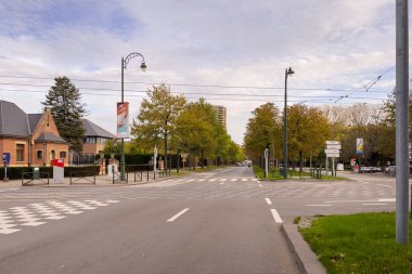 Brüksel 'de bir polis karakolu yakınındaki boş yol