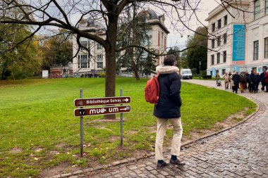 Brüksel 'deki Leopold parkında Avrupa Tarihi Evi' ne karşı mücadele eden insanlar