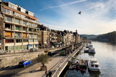 Belçika 'nın Dinant kentindeki Meuse nehrine yanaştılar.