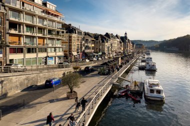 Belçika 'nın Dinant kentindeki Meuse nehrine yanaştılar.