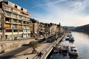 Belçika 'nın Dinant kentindeki Meuse nehrine yanaştılar.