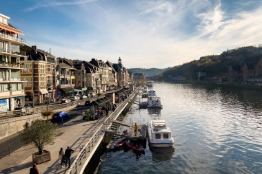 Belçika 'nın Dinant kentindeki Meuse nehrine yanaştılar.