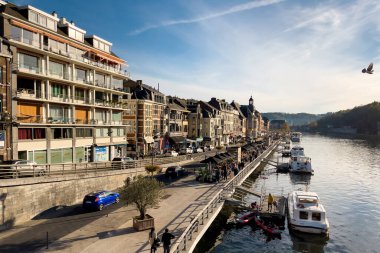 Belçika 'nın Dinant kentindeki Meuse nehrine yanaştılar.