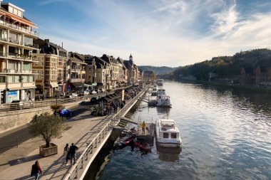 Belçika 'nın Dinant kentindeki Meuse nehrine yanaştılar.
