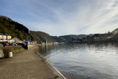 Belçika, Dinant 'taki Meuse nehrinin yanındaki boş iskele.
