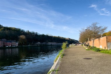 Belçika, Dinant 'taki Meuse nehrinin yanındaki boş iskele.