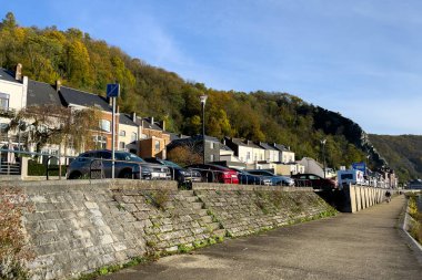 Belçika 'nın Dinant kentindeki Meuse nehrinin kenarına park edilmiş arabalar.