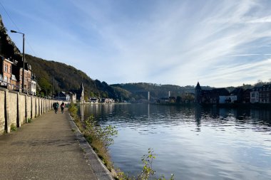 Belçika, Dinant 'taki Meuse nehrinin yanındaki boş iskele.