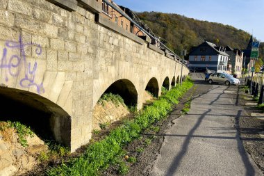 Belçika 'nın Dinant kentindeki Meuse nehrinin kenarına park edilmiş arabalar.