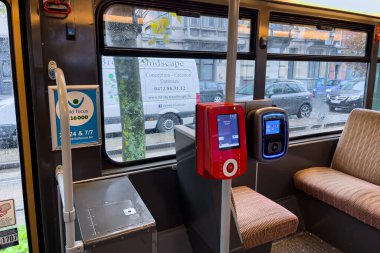 Brüksel 'de modern bir tramvayın içi boş.