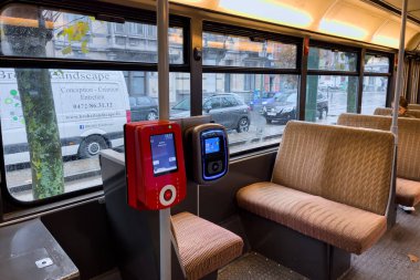 Brüksel 'de modern bir tramvayın içi boş.