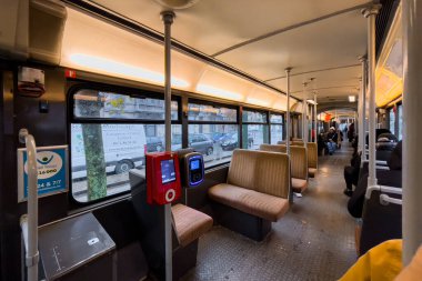 Brüksel 'de modern bir tramvayın içi boş.