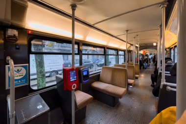 Brüksel 'de modern bir tramvayın içi boş.