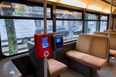 Brüksel 'de modern bir tramvayın içi boş.