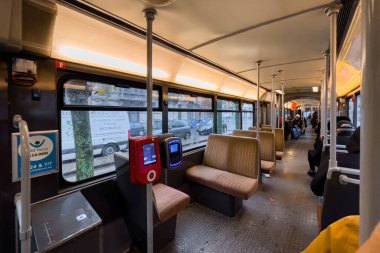 Brüksel 'de modern bir tramvayın içi boş.