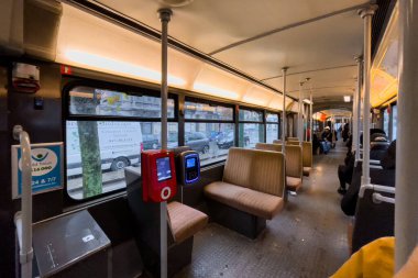 Brüksel 'de modern bir tramvayın içi boş.