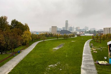 Ön plandaki Tur ve Taksi Parkı ile Brüksel ufuk çizgisine bak