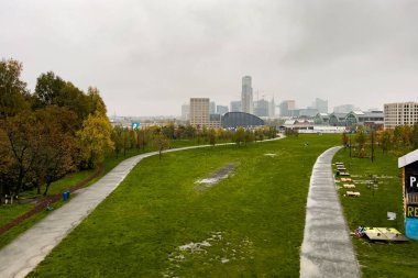 Ön plandaki Tur ve Taksi Parkı ile Brüksel ufuk çizgisine bak