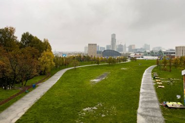 Ön plandaki Tur ve Taksi Parkı ile Brüksel ufuk çizgisine bak