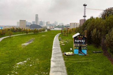 Ön plandaki Tur ve Taksi Parkı ile Brüksel ufuk çizgisine bak