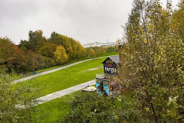 环视布鲁塞尔的天际线 观光客及的士公园的前景 — 图库照片