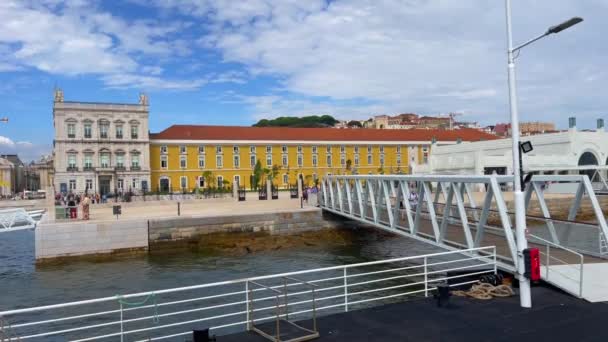 Passagerare Som Korsar Liten Bro Mot Färjan För Tur Lissabon — Stockvideo