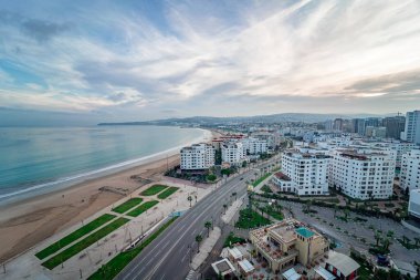 Fas 'taki Tanger şehir merkezindeki binaların panoramik görüntüsü