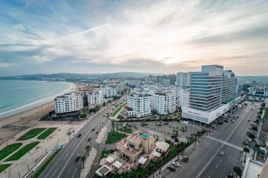 Fas 'taki Tanger şehir merkezindeki binaların panoramik görüntüsü