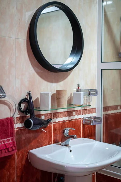 Brillante Nuevo Cuarto Baño Interior Con Azulejos Mosaico Colores — Foto de Stock