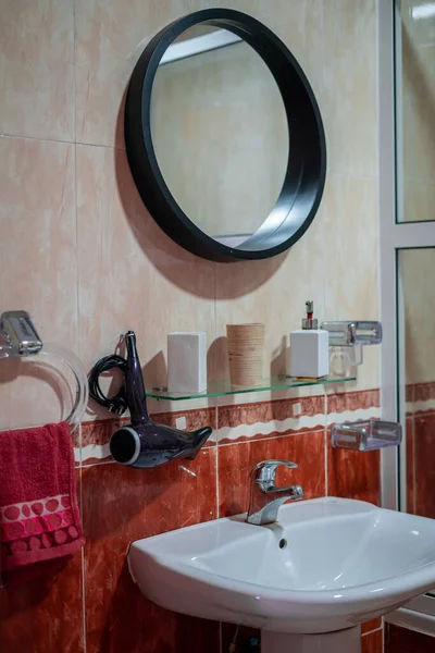 カラフルなモザイクタイルと明るい新しいバスルームのインテリア — ストック写真