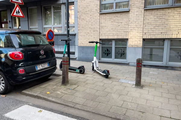 Dois Scooters Estacionados Calçada Bruxelas — Fotografia de Stock