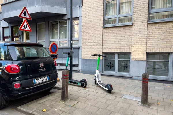 Dos Scooters Electrónicos Estacionados Acera Bruselas — Foto de Stock