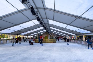 Brüksel, Belçika 'da insanlar buz pateni pistinde