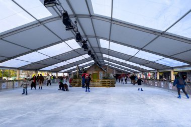 Brüksel, Belçika 'da insanlar buz pateni pistinde