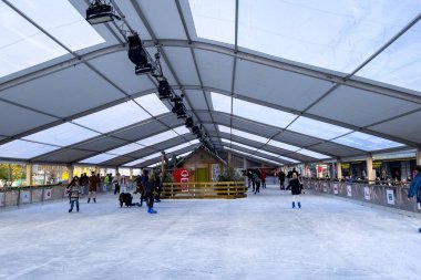 Brüksel, Belçika 'da insanlar buz pateni pistinde