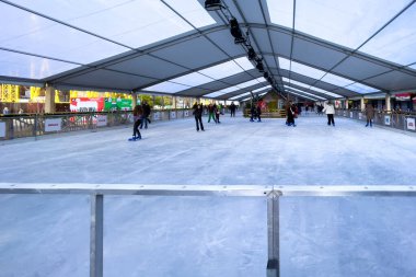 Brüksel, Belçika 'da insanlar buz pateni pistinde