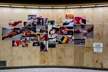 Brüksel 'deki çeşitli insanlar arasındaki barışçıl bağlantıları gösteren bir grup fotoğraf