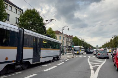 Brüksel 'de yoldan geçen tramvay